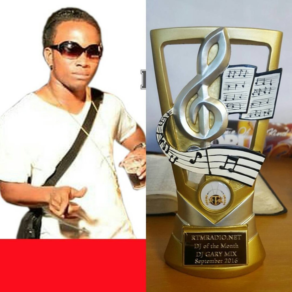 Gary Mixing King with his RTMRADIO.NET DJ of the Month trophy, September 2016